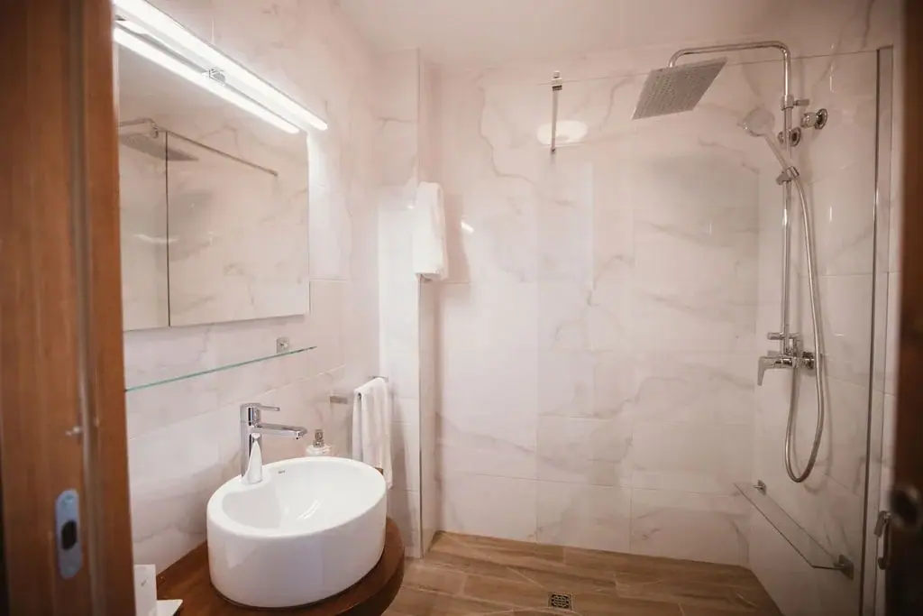 Shower and washbasin in the bathroom of a Standard apartment