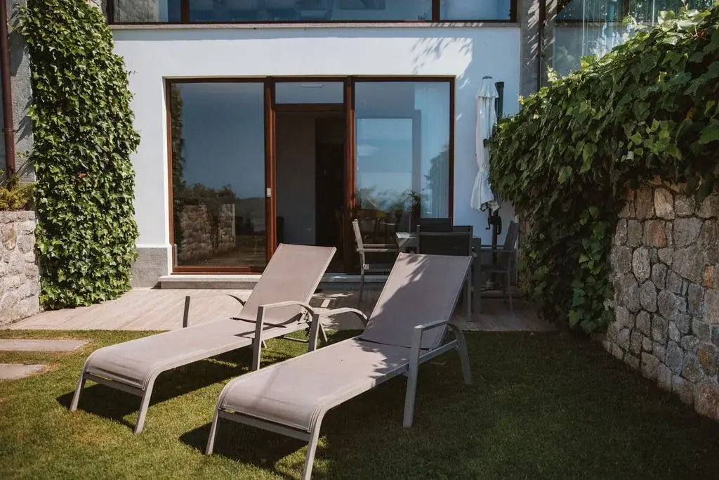 Private garden with sun loungers in front of a Standard apartment