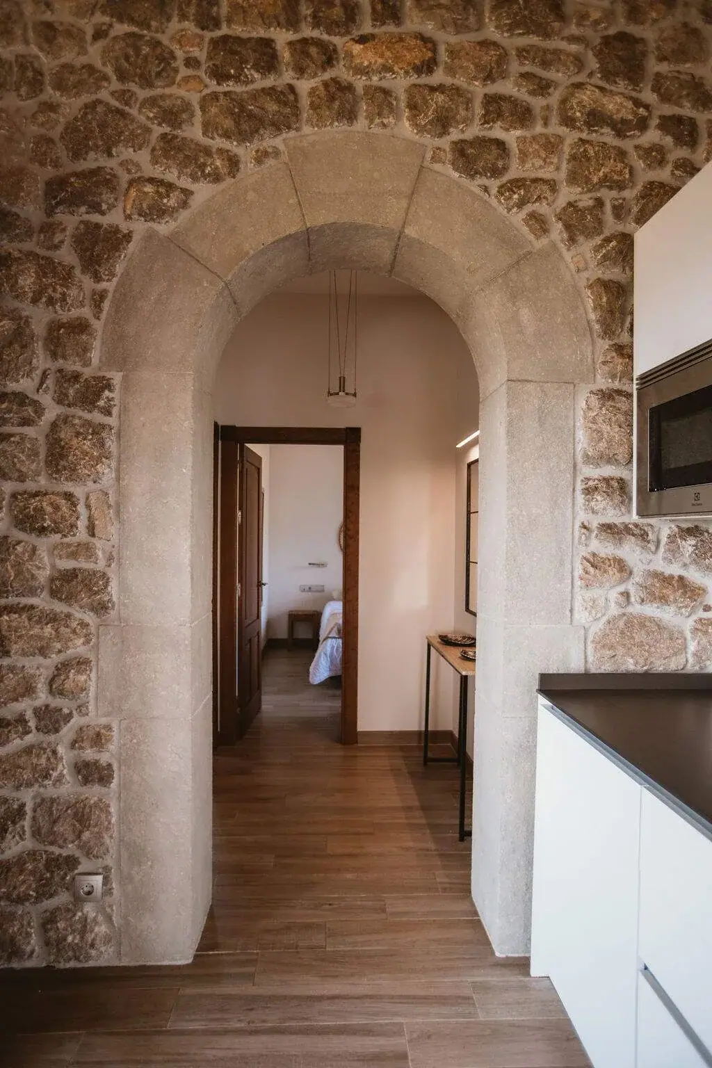 Stone arch between rooms in the Deluxe apartment