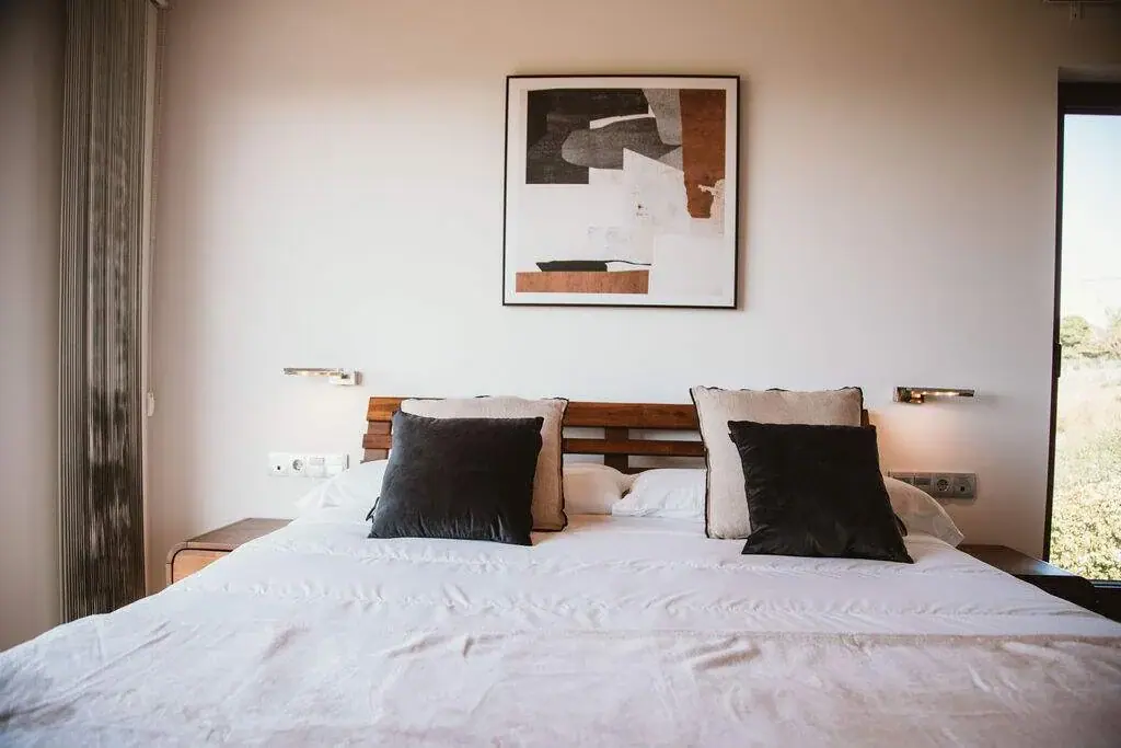 Dormitorio principal del apartamento Deluxe con cama doble y cuadro