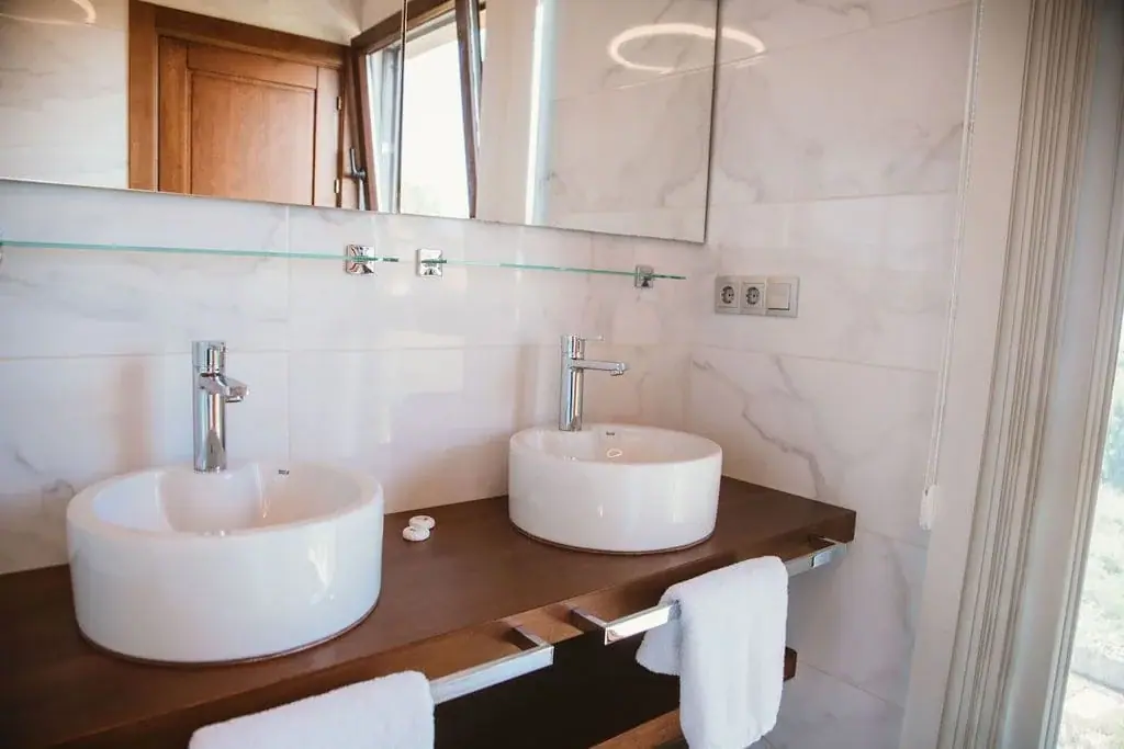 Bathroom of the Deluxe apartment with two washbasins