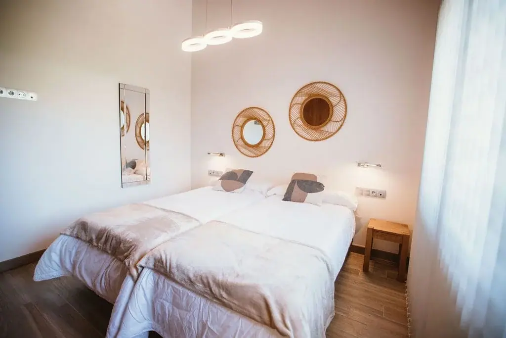 Twin bedroom of the Deluxe apartment