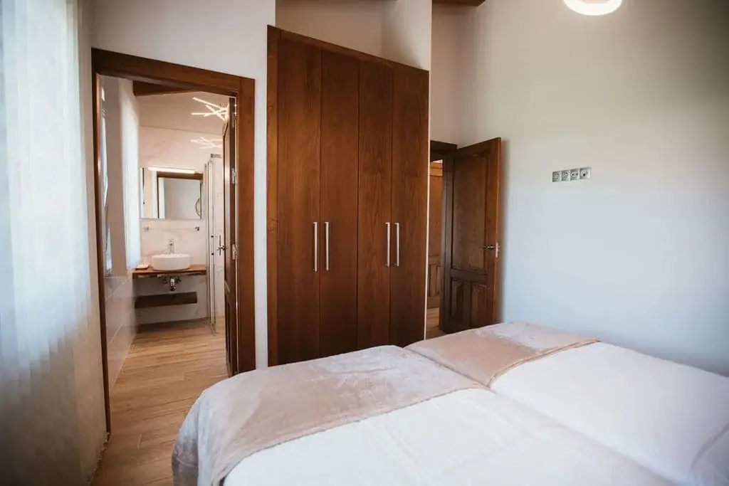 Twin bedroom and wardrobe of the Deluxe apartment