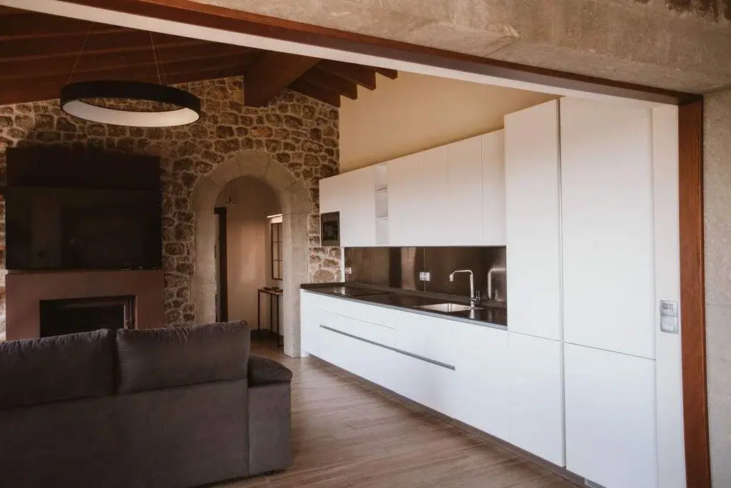 Kitchen of the Deluxe apartment beside a stone arch