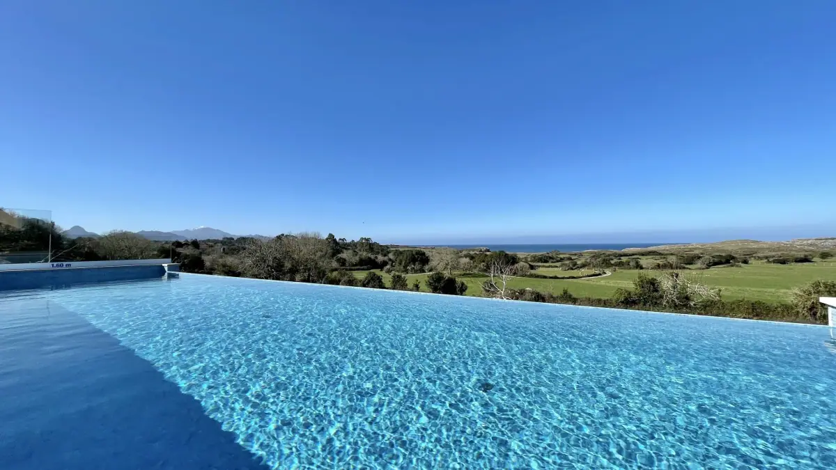 Infinity pool and the sea horizon
