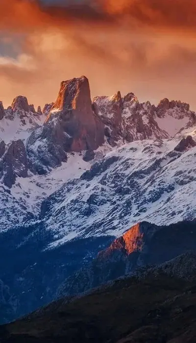 The Naranjo de Bulnes peak at sunset