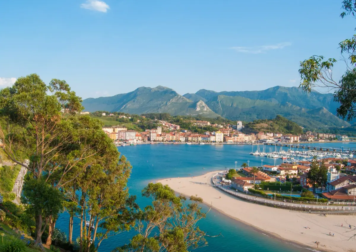 A coastal town with its beach and the mountains behind
