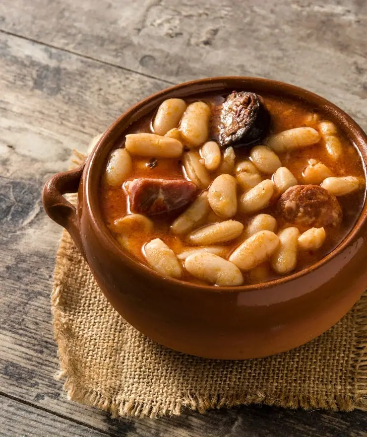 A pot of Asturian fabada