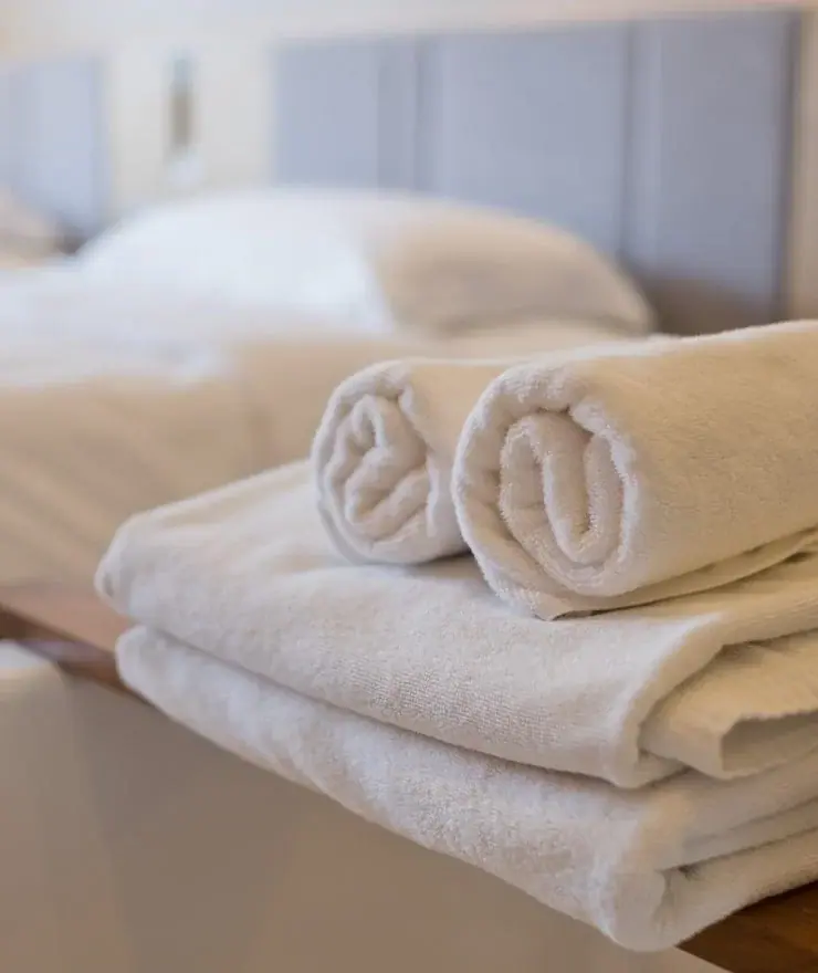 White towels folded on the bed