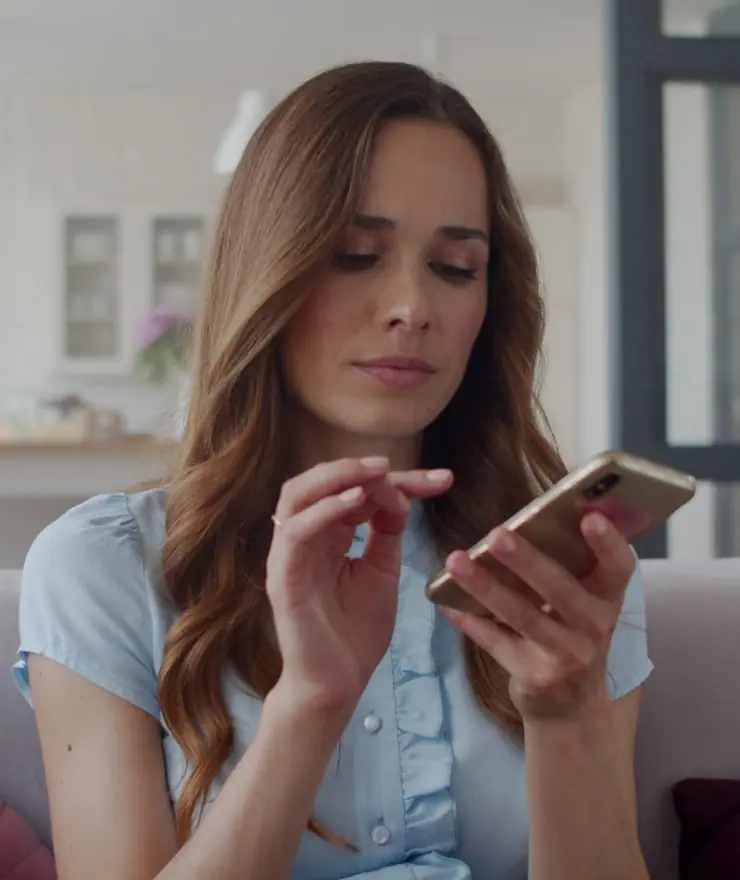 A guest writing a message on her phone