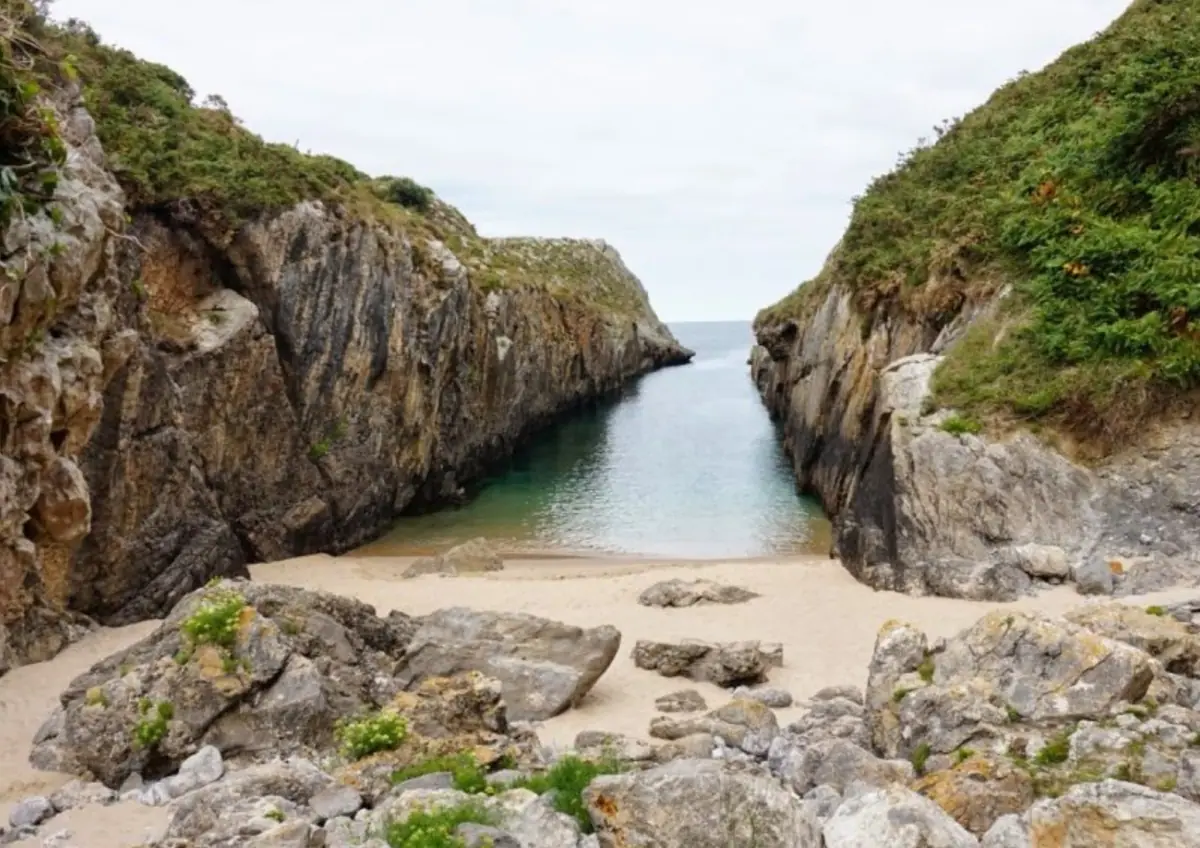 La Canal beach, near Pría