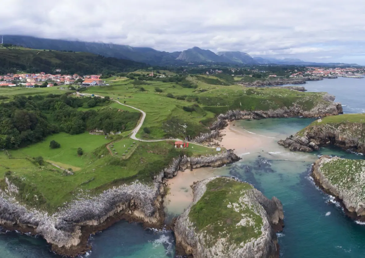 The Bufones trail along the cliff in Llames de Pría