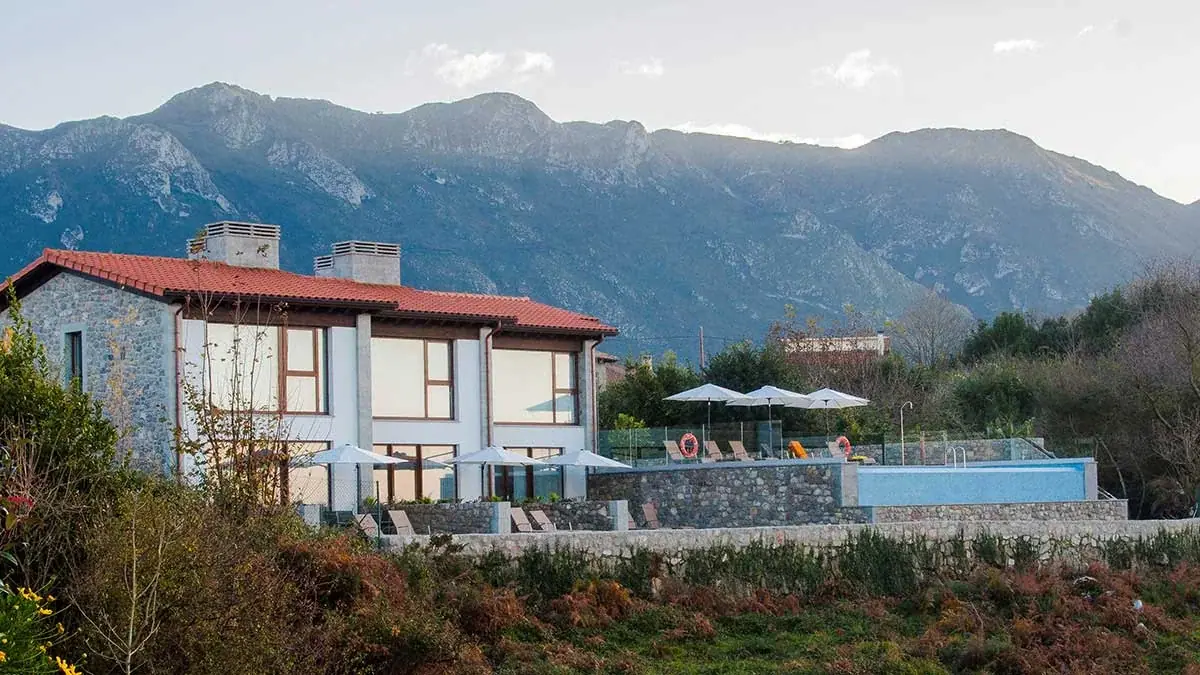 The apartments and the pool with the Sierra del Cuera behind