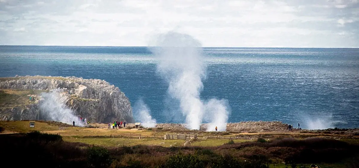 Several blowholes erupting at once on the Pría coastal plain